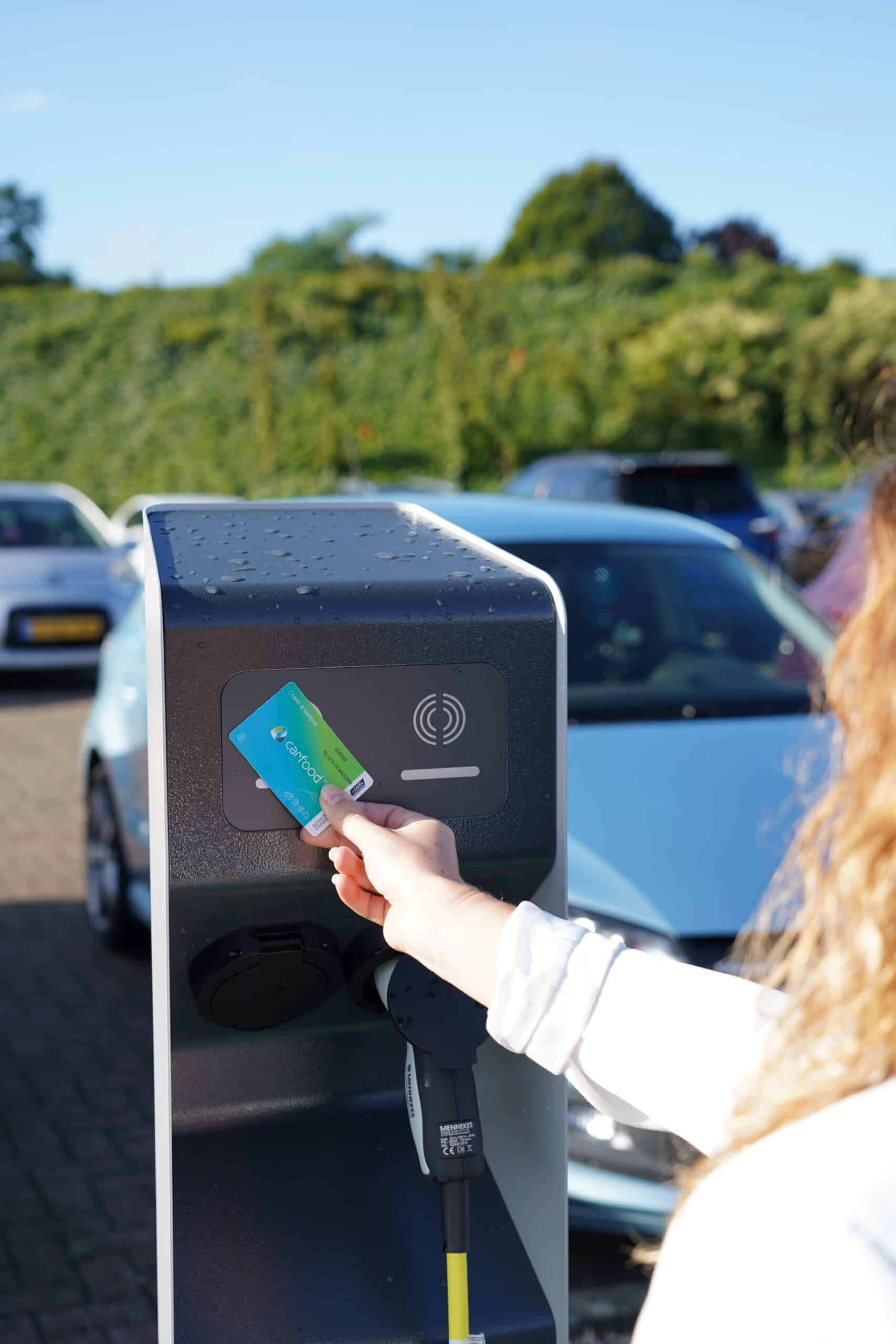 Openbare AC laadpaal met Carfood tank- en laadpas